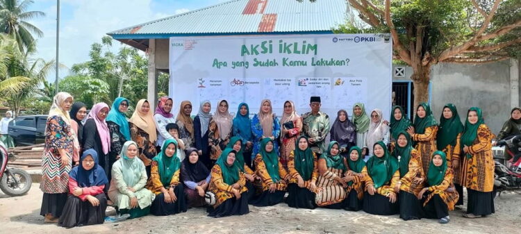 PELATIHAN— Ketua TP PKK Padangpariaman Ny. Yusrita Suhatri Bur bersama para kader usai mengikuti kegiatan pengolahan makanan yang berbahan baku sayur Pakcoy.