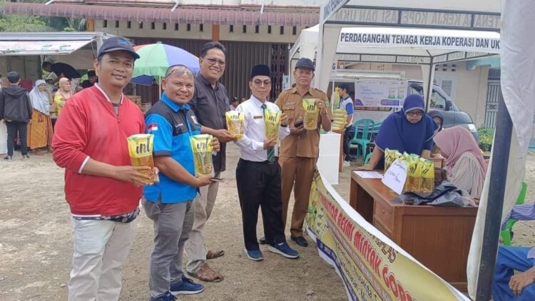 Harga Sembako Melambung, Pemkab Gelar Pasar Murah 1 PASAR MURAH— Ketua Baznas Padangpariaman Rahmang Tuangku Sulaiman, Ketua LPM Paritmalintang Alam Syahri dan instansi meninjau bazar murah atau operasi pasar yang dilakukan di Nagari Paritmalintang, Kecamatan Enam Lingkung, Padangpariaman.