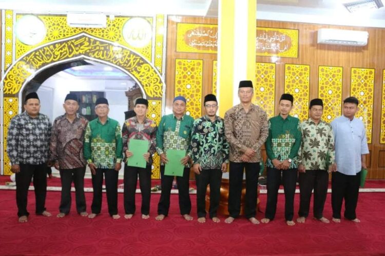 PDM Gelar Wirid Periodik, Pemko Dukung Kegiatan Keagamaan 1 WIRID— Pj Wako Pariaman Roberia bersama Pengurus Daerah Muhammadiyah Kota Pariaman saat menghadiri wirid periodik di Masjid Taqwa Kelurahan Taratak, Kecamatan Pariaman Tengah, kemarin.