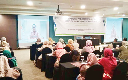 Andre Rosiade: Penyangga Lapangan Kerja, UMKM Serap 97 Persen Pekerja 1 SOSIALISASI— Anggota DPR asal Sumbar Andre Rosiade membuka Sosialisasi Program Strategis Kementerian Koperasi dan UKM di Hotel Mercure Padang, Selasa (7/11).