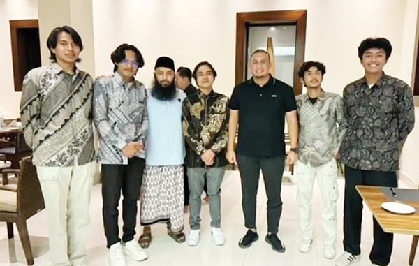 Andre Rosiade dan Ustaz Syafiq Basalamah Bertemu 30 Mahasiswa asal Sumbar di Yordania 1 SILATURAHMI MAHASISWA DI YORDANIA— Anggota DPR RI asal Sumbar H Andre Rosiade dan Ustaz Syafiq Riza Basalamah bertemu dengan 30 mahasiswa asal Sumbar, di Kota Amman, Yordania.