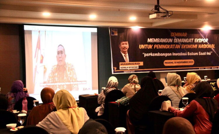 Andre Rosiade Sebut Pertumbuhan Ekonomi Batam Tunjukkan Tren Positif 1 SEMINAR— Anggota Komisi VI DPR RI, Andre Rosiade membuka seminar Membangun Semangat Ekspor untuk Peningkatan Ekonomi Nasional dengan tema “Perkembangan Investasi Batam saat Ini,” di Hotel Mercure Padang, Jumat (10/11).