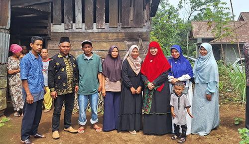 Harneli Mahyeldi Bantu Renovasi Rumah Warga Solsel 1 RENOVASI RUMAH— Ketua Umum LKKS Sumbar Harneli Mahyeldi menyerahkan bantuan
renovasi rumah di Sangir, Solok Selatan.