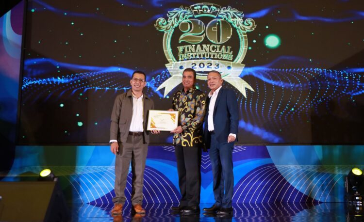 Bank Nagari Raih Penghargaan The Finance Awards 2023 1 TERIMA PENGHARGAAN— Direktur Operasional Bank Nagari Syafrizal (tengah) menerima penghargaan The Finance Awards 2023 dari Direktur Infobank Institute TB. Rully Ferdian (kiri) dan Chairman Infobank Media Group Eko B. Supriyanto (kanan), kemarin, di Kempinski Grand Ballroom, Jakarta.