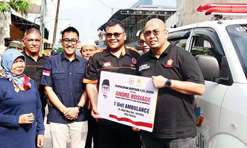 Andre Rosiade Serahkan Ambulans untuk Komite Peduli Bencana Padang 1 BANTUAN AMBULANS— Anggota DPR RI Andre Rosiade menyerahkan satu unit ambulans kepada Sekretaris KPB Revendi didampingi tokoh pemuda Padang Timur, Rachmad Wijaya dan pengurus KPB, Jumat (17/11).