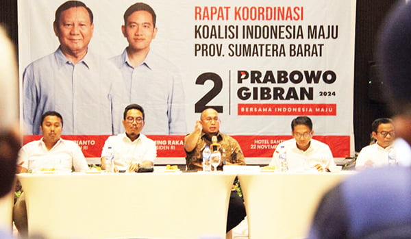 RAPAT PERDANA— Ketua Tim Kampanye Daerah (TKD) pasangan capres-cawapres Prabowo-Gibran, Andre Rosiade, memimpin rapat perdana pembentukan struktur TKD Sumbar bersama seluruh parpol yang tergabung ke dalam Koalisi Indonesia Maju (KIM), Rabu (23/11) malam.