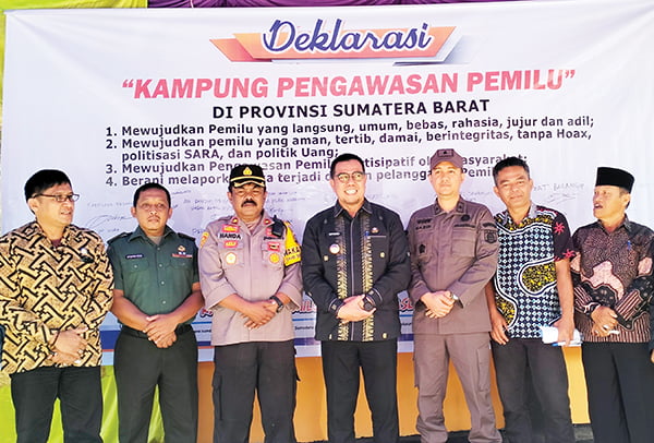 FOTO BERSAMA— Pj Walikota Sawahlunto Zefnihan foto bersama usai menandatangani Deklarasi Kampung Pengawasan Pemilu, Kamis (23/11).