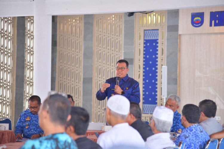 DIALOG INTERAKTIF— PJ Wali Kota Sawahlunto Zefnihan bersama warga Kelurahan Pasar Remaja sedang berdialog interaktif.