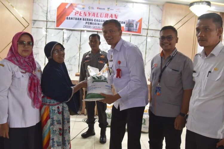 Warga Pariaman Tengah Terima Bantuan CPP 1 SERAHKAN BANTUAN BERAS— Pj Wali Kota Pariaman, Roberia menyerahkan bantuan beras Cadangan Pangan Pemerintah (CPP) untuk akhir tahap dua, tahun 2023, di Kecamatan Pariaman Tengah.