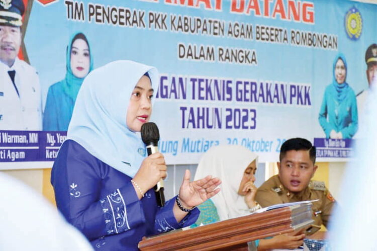 PKK Agam Berikan Pembinaan kepada PKK Kecamatan dan Nagari 1 PEMBINAAN— Ketua PKK Agam, Ny Yenni Andri Warman memberikan pembinaan terhadap PKK Kecamatan dan Nagari se Kabupaten Agam, Senin (30/10).