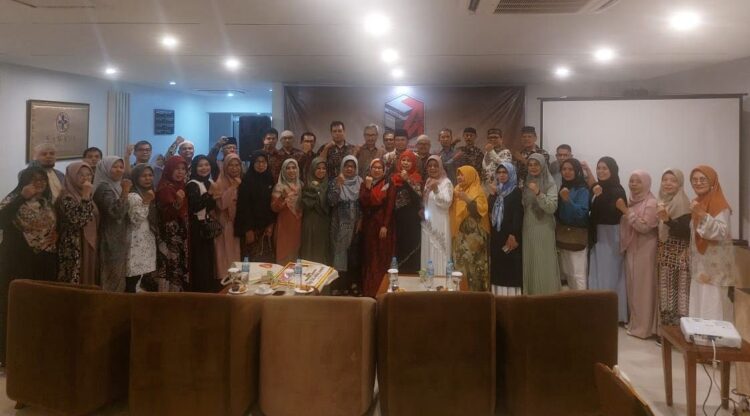 soft lounching — Direktur PT Asia Andalas Wisata, Risbon Antoni, Ketua PKPRI Hadi Mulyadi, Kepala Kantor Kemenag Padang Edy Oktaviandi, Pengurus KPN se-Sumbar. saat acara soft lounching izin PPIU dan logo baru Asiatur Umroh, Minggu (26/11), di Kawana Padang.