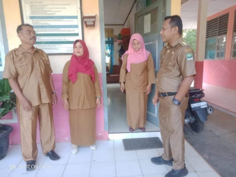 SDN 19 Kecamatan Batang Gasan Belum Dialiri Listrik, Aktivitas Belajar Kurikulum Merdeka Tidak Maksimal 1 BELUM DIALIRI LISTRIK— Camat Anton Wira Tanjung melakukan peninjauan SDN 19 Batang Gasan yang akan dialiri listrik. Diketahui sejak tahun 1983, sekolah ini belum dialiri listrik, sehingga proses belajar mengajar tidak berjalan maksimal.