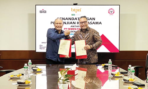 Fasilitasi Karyawan Berwirausaha Jelang Pensiun, PT Semen Padang Gandeng BTPN 1 PERJANJIAN KERJA SAMA— Direktur Keuangan & Umum PT Semen Padang Oktoweri melakukan penandatangan kerja sama dengan BTPN tentang layanan perbankan dan pelatihan kewirausahaan bagi karyawan PT Semen Padang yang akan memasuki usia pensiun, di Kantor Pusat PT Semen Padang.