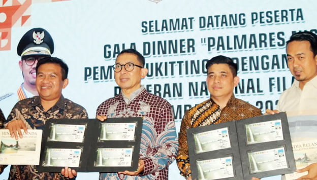 Sasar Kreativitas Anak Muda, PFI Gelar Pameran Nasional Filateli Sumbarphex 2023 1 PALMERAS NIGHT— Fadli Zon usai menggelar Palmeras Night bersama perwakilan Pemerintah Daerah dan Kepala Kantor Pos regional Sumatera di rumah dinas Wali Kota Bukittinggi, Selasa (7/11) malam.