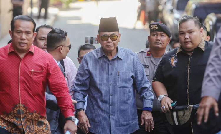 Panji Gumilang Tersangka TPPU, MUI Ingatkan Yayasan Hati-hati Kelola Dana Sumbangan 1 HADIRI PANGGILAN— Pimpinan Pondok Pesantren Al Zaytun Panji Gumilang berjalan menjalani pemeriksaan di Bareskrim Mabes Polri.