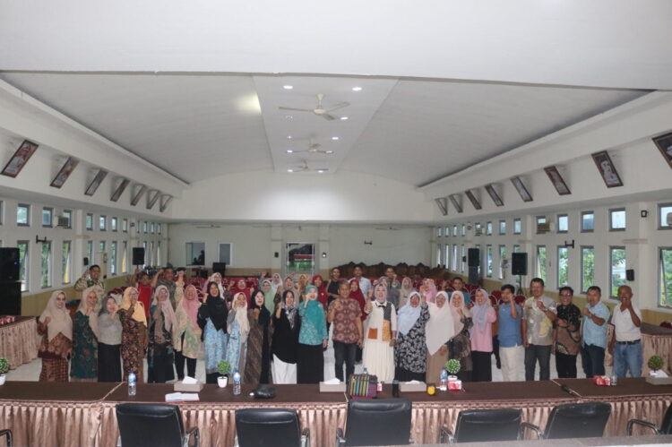 PeSODa Kabupaten Lima Puluh Kota 2023 Segera Digelar, Nevi Safaruddin Ajak Masyarakat Ikut Meramaikan 1 FOTO BERSAMA—Ketua Umum Pengurus Cabang SOIna Kabupaten Lima Puluh Kota Nevi Safaruddin usai kegiatan foto bersama.