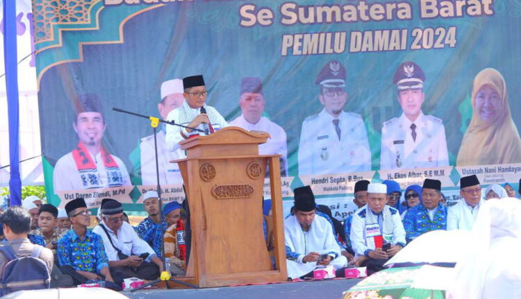 Puluhan Ribu Jamaah Hadiri Tabligh Akbar BKMT se-Sumbar, Wako Berikan Hadiah Umrah 1 TABLIGH AKBAT BKMT— Wako Hendri Septa memberikan sambutan pada tabligh akbar BKMT se-Sumbar, Minggu (5/11) di lapangan Tugu Apeksi, Balaikota. Wako memberikan hadiah satu paket umroh gratis kepada jemaah yang beruntung.