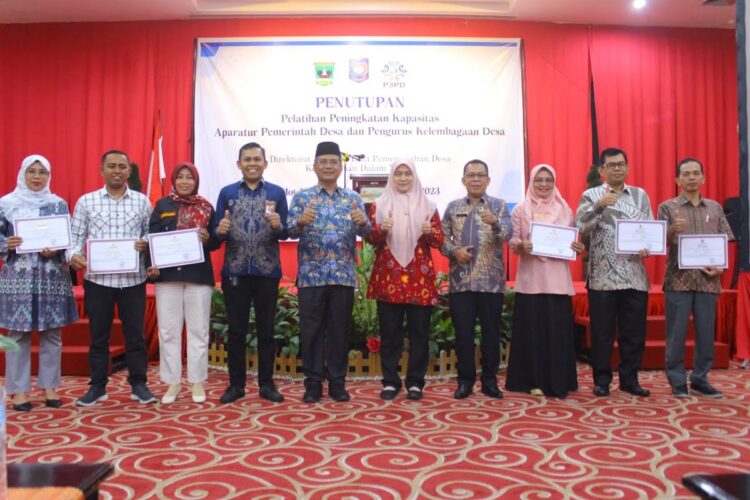Pelatihan Kapasitas Aparatur Pemerintah Desa Ditutup, Atasi Masalah Pembangunan dan Gerakan Ekonomi Desa 1 PIAGAM PENGHARGAAN— Kepala Dinas PMD Sumbar, Amasrul dan Perwakilan Dirjen Bina Pemerintahan dan Desa Kemendagri usai menyerahkan piagam penghargaan kepada peserta Pelatihan Kapasitas Aparatur Pemerintah Desa, Kamis (2/11).