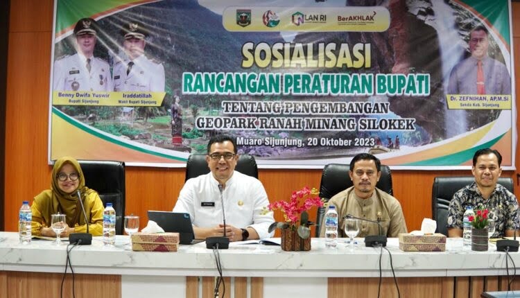 Rancangan Peraturan Bupati, Pengembangan Geopark Ranah Minang Silokek Disosialisasikan 1 SOSIALISASI— Pemkab Sijunjung menggelar sosialisasi Rancangan Peraturan Bupati tentang Pengembangan Taman Bumi (Geopark) Ranah Minang Silokek.