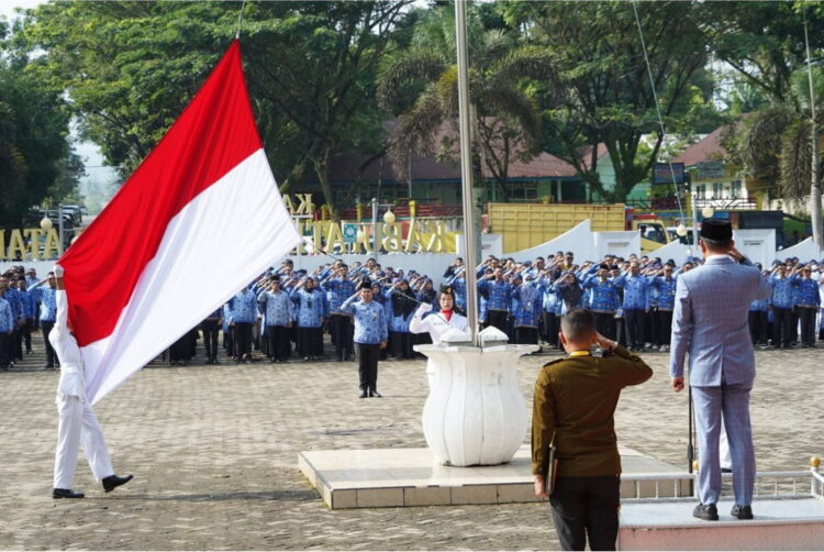 Sambut Hari Kesehatan Nasional, Pemerintah Fokus Bangun Enam Pilar Kesehatan 1 PERINGATAN HARI KESEHATAN—Bupati Solok Selatan H. Khairunas saat mengikuti upacara Hari Kesehatan Nasional ke-59 di halaman kantor Bupati Solok Selatan, Senin (13/11).