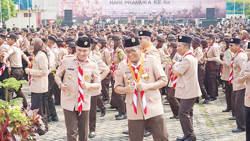 Apel Besar HUT Gerakan Pramuka ke-62, Pemko Hadiahkan Lahan 3 Ha untuk Bumi Perkemahan 1 APEL BESAR HUT PRAMUKA— Wako Hendri Septa dan Wawako Ekos Albar bersama seluruh anggota Gerakan Pramuka di Kota Padang, bergembira usai kegiatan apel besar HUT Gerakan Pramuka ke-62, di lapangan upacara Balaikota Padang, Aie Pacah, Kecamatan Koto Tangah, Kamis (2/11).