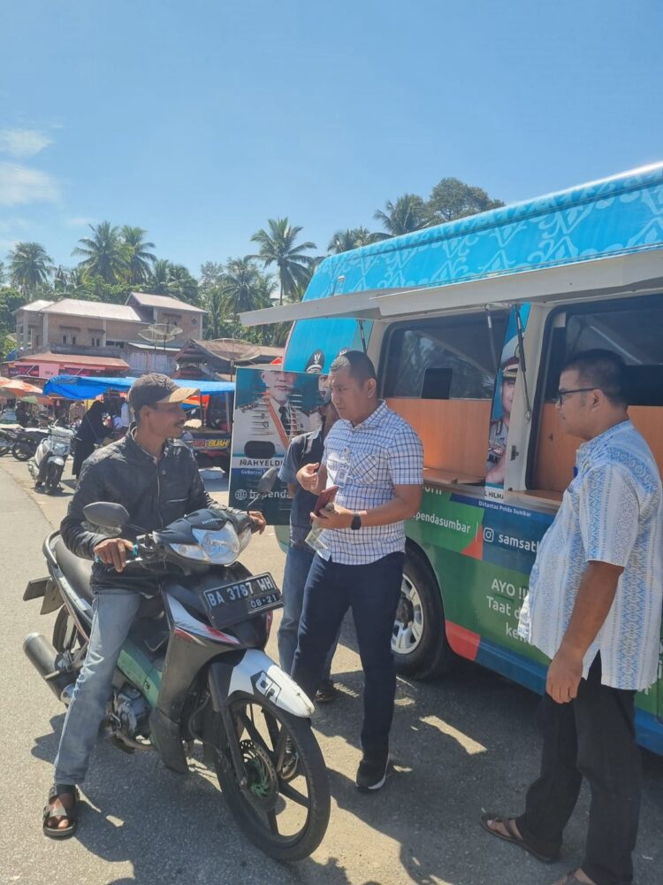 Pemprov Sumbar Perpanjang Pemutihan PKB hingga 23 Desember 1 PEMUTIHAN PAJAK— Samsat Keliling hadir di Pasar Padang Alai pada program pemutihan PKB 5 Untung.