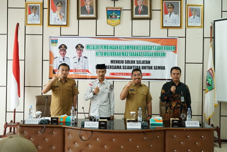 Pemerintah Tingkatkan Pemahaman Kelompok Kadarkum se-Solok Selatan 1 FOTO BERSAMA— Wakil Bupati Solok Selatan H. Yulian Efi berfoto bersama saat sosialisasi untuk Kelompok Keluarga Sadar Hukum (Kadarkum).