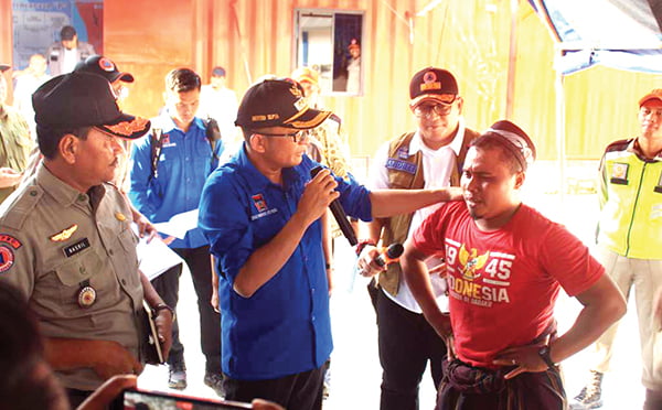 SIMULASI BENCANA— Wako Padang Hendri Septa bersama Plt Kalaksa BPBD Kota Padang Andree Algamar, saat menghadiri simulasi bencana alam di kantor BPBD, di Aiepacah, Kecamatan Kototangah, Kamis (23/11).