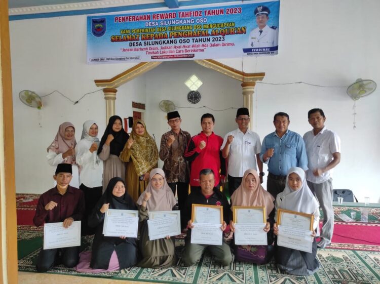 Untuk Pelajar dan Umum, Pemerintahan Desa Silungkang Oso Serahkan Reward Tahfiz 1 TERIMA REWARD— Kepala Desa Silungkang Oso Ferdinal berfoto bersama usai menyerahkan reward kepada para hafiz dan hafizah, di Masjid Mujahidin Desa Silungkang Oso, Rabu (8/11).