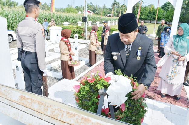Peringatan Hari Pahlawan 2023, Bupati Agam Tabur Bunga di TMP Siti Manggopoh 1 TABUR BUNGA— Bupati Agam Andri Warman melakukan tabor bunga di makam Siti Manggopoh sebagai rangkaian kegiatan peringatan Hari Pahlawan, Jumat (10/11).