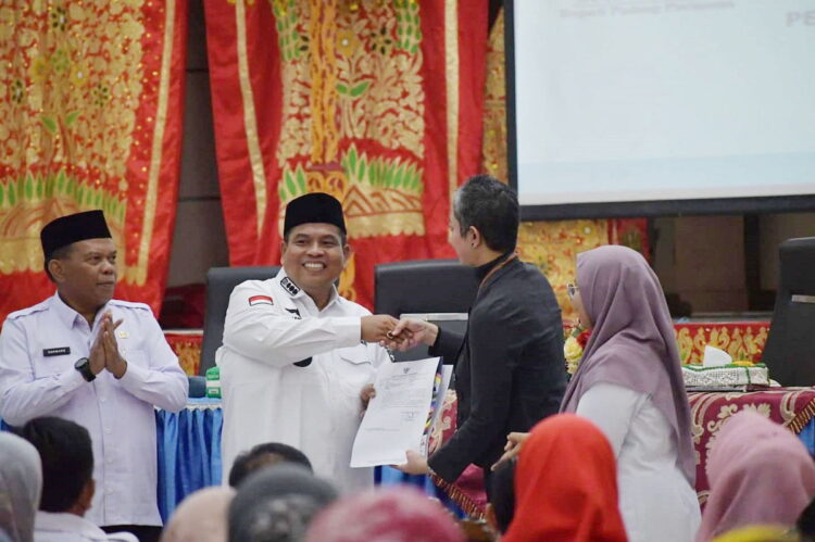 PENGUKUHAN— Kepala Kemenkum HAM Sumbar, Haris Sukamto salaman dengan Bupati Padangpariaman Suhatri Bur usai pengukuhan tiga nagari sadar hukum.