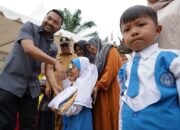 Pemkab Serahkan Seragam Gratis untuk Siswa TK dan SMA/SMK