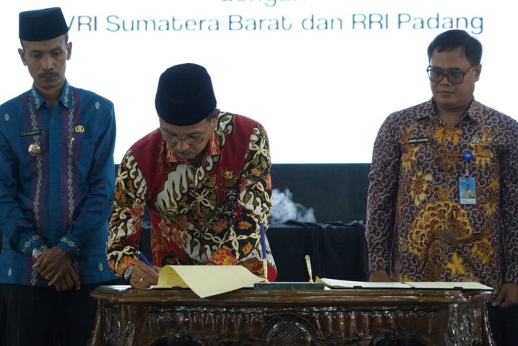 Perluas Penyebaran Informasi, Pemkab Solsel Gaet TVRI dan RRI 1 TEKEN KERJA SAMA— Bupati Solok Selatan H. Khairunas teken kerja sama dengan TVRI dan RRI dalam memperluas informasi.