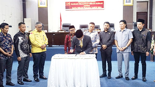 Pemkab Solsel Serahkan Dana Hibah Pilkada 2024 Rp 23 Miliar 1 TANDATANGAN— Bupati Solsel Khairunnas menandatangani NPHD pendanaan Pilkada Solsel 2024, Kamis (9/11).