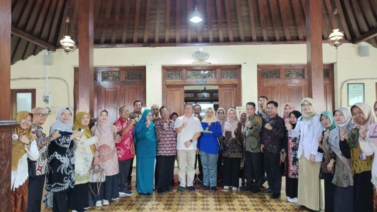 Belajar Penerapan KTR, Pemkab Tanah Datar Kunjungi Surakarta 1 FOTO BERSAMA— Sekda Tanah Datar Iqbal Ramadi Payana foto bersama saat belajar penerapan KTR di Surakarta.