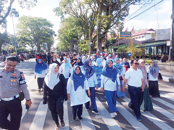 Peringati Puncak HKN ke-59, Pemko Bukittinggi Gelar Jalan Sehat 1 JALAN SEHAT— Pemko Bukittinggi bersama panitia sukses gelar berbagai kegiatan dalam rangka memperingati ke-59 tahun 2023. Puncak peringatan HKN ke 59 ini, di awali dengan senam bersama, jalan sehat dan hiburan di Jalan Sudirman dan Halaman Universitas Mohammad Natsir, Minggu, (19/11).