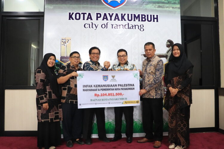 Pemko Payakumbuh Serahkan Bantuan Kemanusiaan Palestina 1 SERAHKAN DONASI PALESTINA — P Wako Payakumbuh Jasman menyerahkan bantuan kemanusiaan peduli Palestina atas nama masyarakat dan Pemerintah Kota Payakumbuh ke Baznas Kota Payakumbuh, Kamis (16/11).