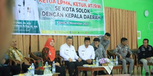 RT-RW dan LPMK Diberi Reward, Jalani Amanah, Dukung Program Pemerintah 1 TEMU RAMAH— Wali Kota Solok, Zul Elfian mengadakan kegiatan temu ramah dengan RT, RW dan LPMK se-Kecamatan Lubuk Sikarah dan Kecamatan Tanjung Harapan.