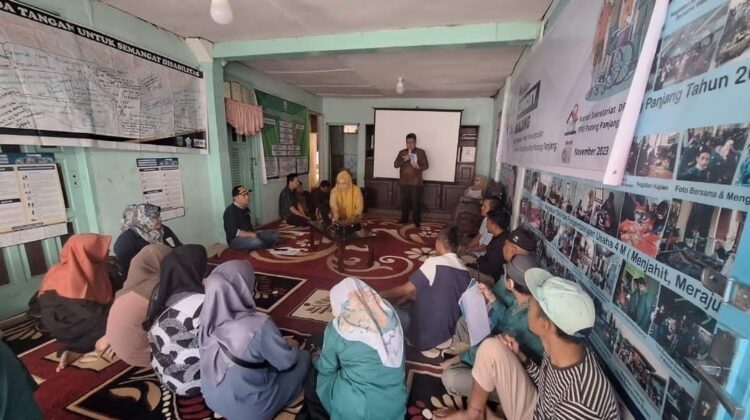 RAMAH DISABILITAS— Kepala DSPPKBPPPA Kota Padang Panjang Osman Bin Nur, memberikan arahan saat pelatihan Capacity Building bagi Pengurus Peduli Perkumpulan Penyandang Disabilitas Kota Padang Panjang.