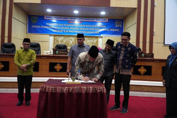Pemko dan DPRD Sepakati KUA-PPAS APBD 2024 1 TEKEN KUA-PPAS— Pj Wako Sonny Budaya Putra, menandatangani KUA-PPAS APBD 2024 Padangpanjang, yang telah disampaikan melalui nota pengantar wali kota dan dibahas dalam rapat kerja Badan Anggaran bersama TAPD.
