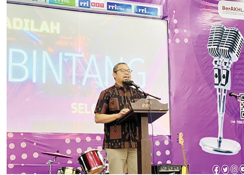 Penghasil Talenta Seni, Pemko Apresiasi Ajang Pencarian Bakat Bintang Radio 2023 1 SAMBUTAN— Plt. Kadiskominfo Bukittinggi, Suryadi memberikan kata sambutan saat membuka secara langsung babak semifinal Bintang Radio 2023 tingkat RRI Bukittinggi, Sabtu (11/11).