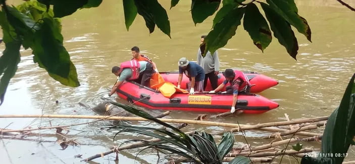 Sudah 3 Hari Dilaporkan Hilang, Ridwan Tewas Mengapung 1 TEWAS MENGAPUNG— Tim SAR gabungan mengevakuasi pemuda berusia 22 tahun yang ditemukan tewas
mengapung di aliran Sungai Batang Sukam.