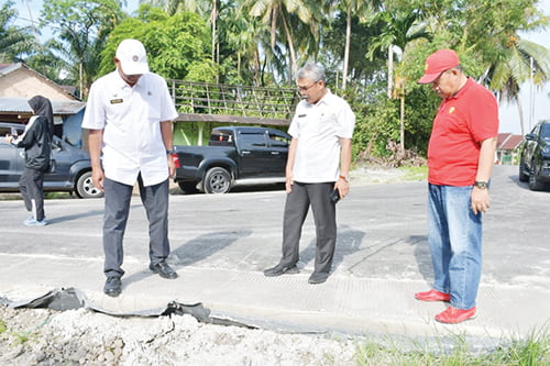 PENGASPALAN JALAN— Bupati Agam, Andri Warman didampingi Kadis PUTR Agam, Ofrizon dan Kadis Kominfo Agam, Rahmat Lasmono meninjau pengaspalan jalan Anak Aia Dadok menuju Rimbo Talang Nagari Manggopoh, Kecamatan Lubuk Basung, Rabu (22/11).