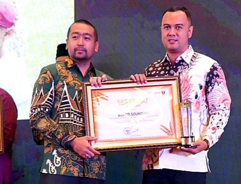 PENGHARGAAN— Wakil Gubernur Sumatera Barat Audy Joinaldy serahkan penghargaan kepada Bupati Sijunjung Benny Dwifa Yuswir  di The ZHM Premiere Padang, Jumat (24/ 11).