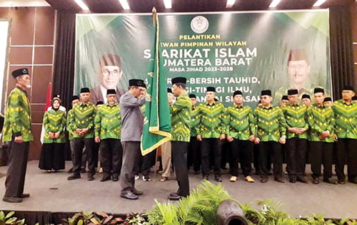 Pengurus DPW Syarikat Islam Periode 2023-3028 Dilantik, Momentum Menggerakkan Semangat Dakwah dan Ekonomi Umat 1 PENYERAHAN PATAKA— Presiden Syarikat Islam Hamdan Zoelva menyerahkan bendera pataka kepada Ketua DPW Syarikat Islam Sumbar periode 2023-2028 yang baru saja dilantik, Senin (13/11).
