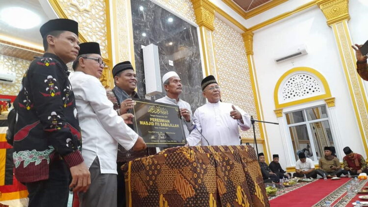 Selain Tempat Ibadah, Manfaatkan Masjid untuk Perbaikan Ekonomi 1 RESMIKAN—Bupati Padangpariaman Suhatri Bur saat peresmian Masjid Fii Sabilillah Dumai.