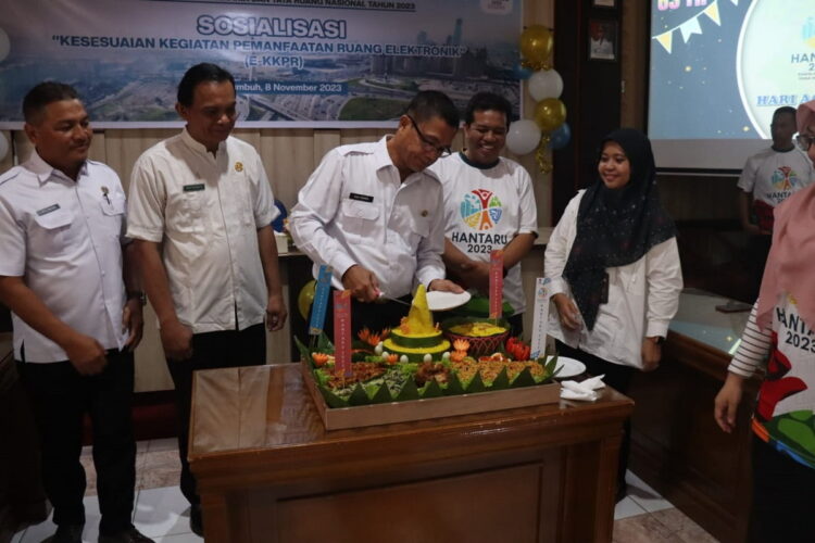 Peringatan Hari Agraria dan Tata Ruang, Dinas PUPR Tidak Bisa Bergerak Sendiri 1 POTONG TUMPENG— Sekdako Payakumbuh Rida Ananda memotong tumpeng dalam kegiatan launching aplikasi e.KKPR, usai peringatan Hari Agraria dan Tata Ruang (Hantaru) Nasional ke-63, beberapa waktu lalu.