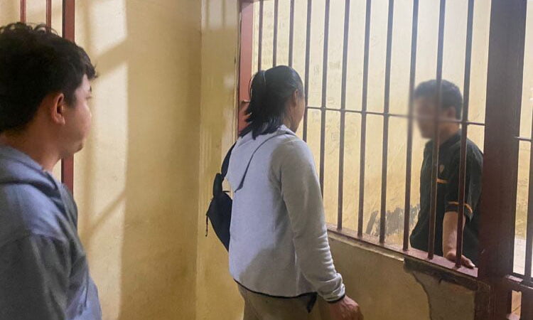 Bejat! Ayah Tiri Perkosa Remaja 14 Tahun, Lancarkan Aksinya saat Istri Tak di Rumah, Terbongkar usai Korban Curhat ke Guru 1 PEMERKOSA— Pelaku AB (33) dijebloskan ke sel tahanan usai ditangkap atas
kasus pemerkosaan terhadap anak tirinya.