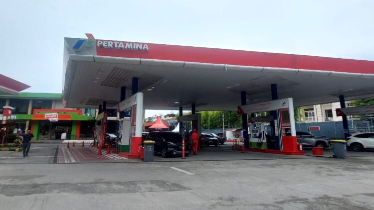 Turunkan Harga BBM Non Subsidi, Pengamat Ekonomi: Pertamina lebih Kompetitif 1 SPBU-Masyarakat melakukan pembelian BBM di SPBU Pertamina.