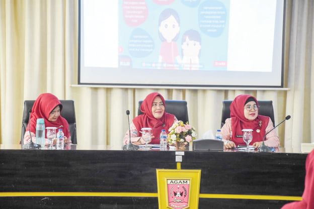 Pola Asuh yang Baik, Jadikan Anak Berkepribadian Kuat 1 PERTEMUAN BULANAN— DWP Kabupaten Agam gelar pertemuan bulanan di Aula Kantor Bupati Agam, Rabu (8/11).